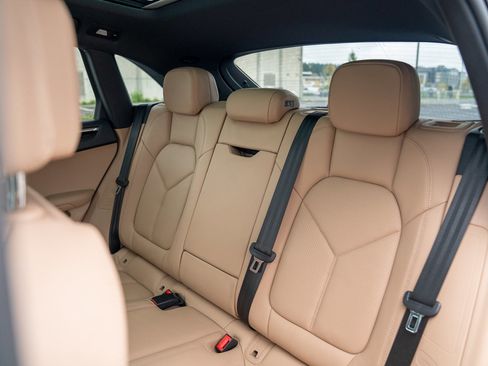 Used 2025 Porsche Macan image 23