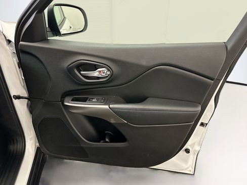 Used 2020 Jeep Cherokee Latitude w/ Cold Weather Group image 32