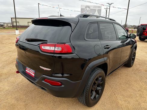 Used 2017 Jeep Cherokee Trailhawk image 6