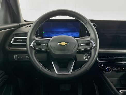 Used 2025 Chevrolet Traverse LT image 18