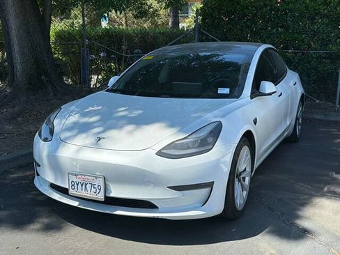 Used 2021 Tesla Model 3 Standard Range Plus RWD image 2