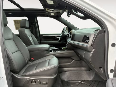 Used 2025 Chevrolet Tahoe LT w/ Comfort Package AWD/4WD image 15