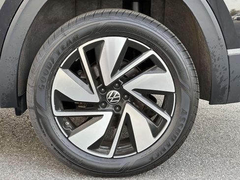 Used 2024 Volkswagen Atlas SEL AWD/4WD image 18