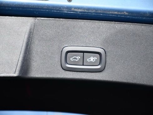 Certified 2025 Volvo XC40 B5 Plus image 26