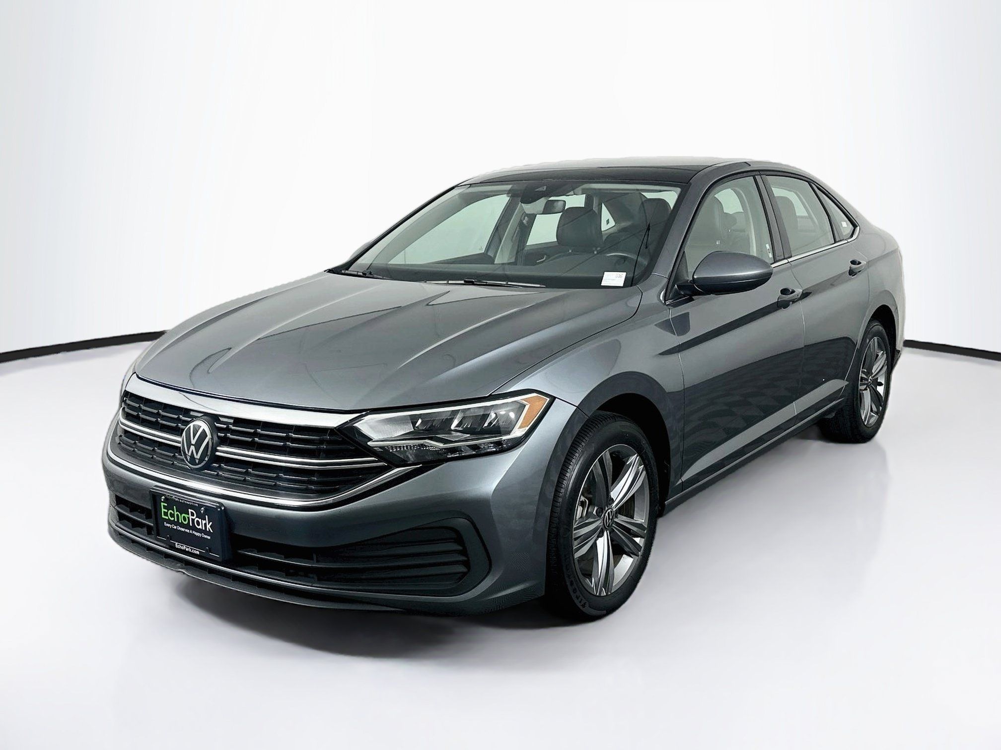 Used 2024 Volkswagen Jetta SE FWD image 3