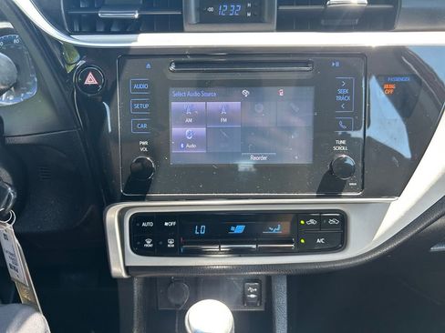 Used 2018 Toyota Corolla LE FWD image 21