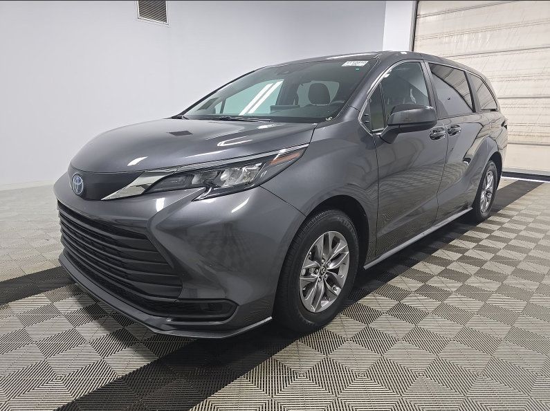 Used 2025 Toyota Sienna LE FWD image 1