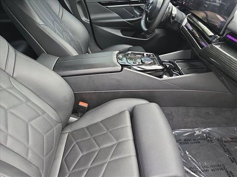 Used 2025 BMW 530i w/ Premium Package RWD image 22