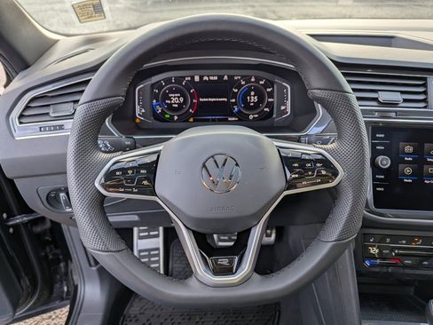 Certified 2022 Volkswagen Tiguan SEL R-Line image 14