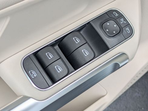 New 2025 Mercedes-Benz GLB 250 image 16