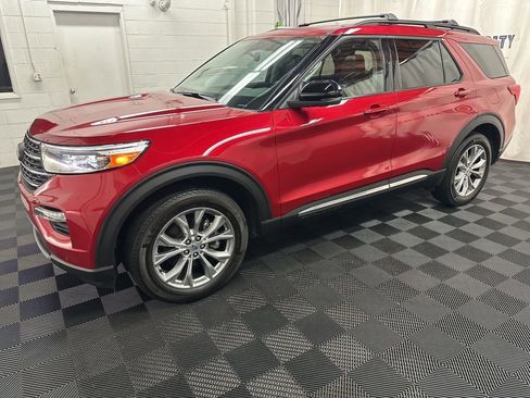 Used 2023 Ford Explorer XLT w/ Equipment Group 202A AWD/4WD image 5