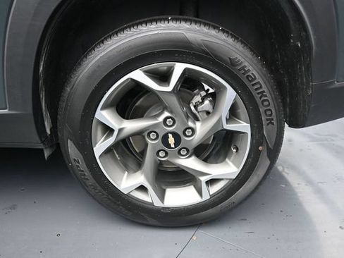 Used 2025 Chevrolet Trax LT FWD image 11