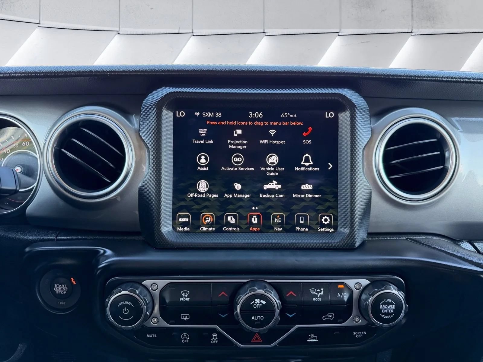 Used 2020 Jeep Gladiator Overland AWD/4WD image 14