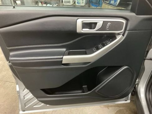 Used 2023 Ford Explorer XLT AWD/4WD image 5