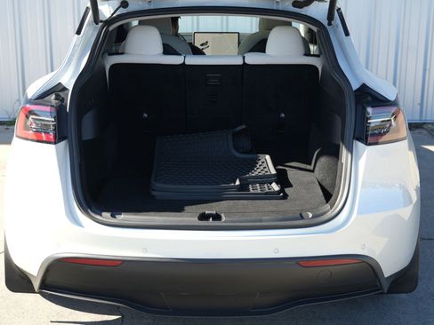 Used 2021 Tesla Model Y Performance image 10