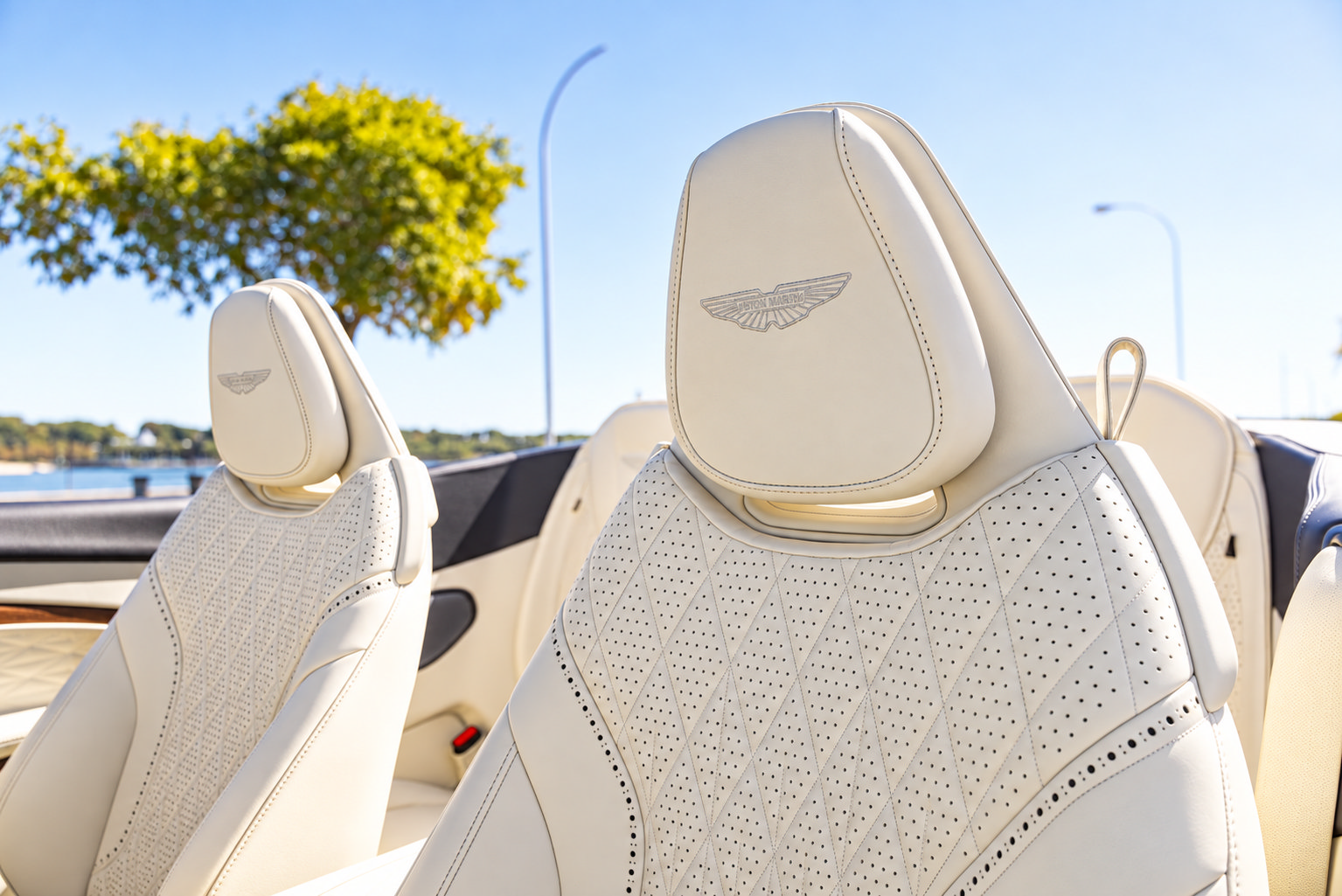 Used 2024 Aston Martin DB12 Convertible RWD image 17
