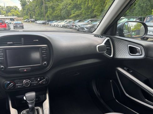 Used 2025 Kia Soul LX w/ LX Technology Package FWD image 30