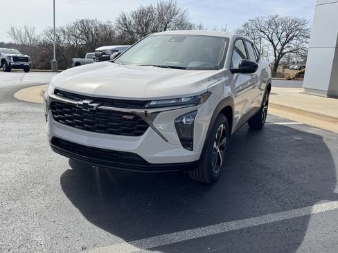 New 2026 Chevrolet Trax RS image 2