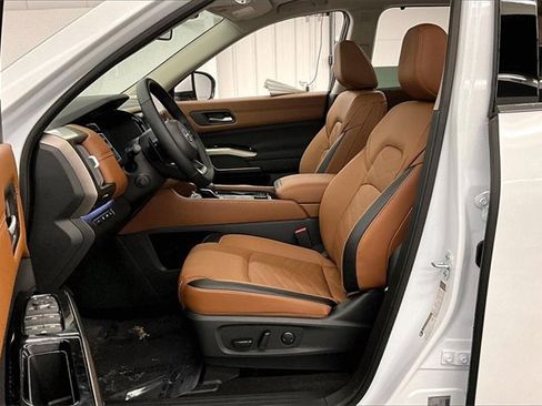 New 2025 Nissan Pathfinder Platinum image 9