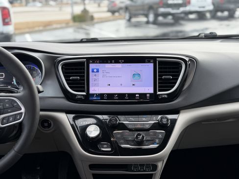 Used 2024 Chrysler Pacifica Touring-L image 15