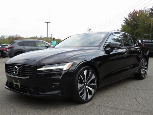 Used 2022 Volvo S60 B5 Momentum w/ Premium Package image 1