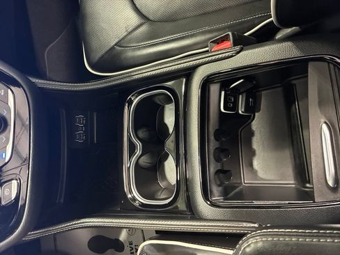 Used 2025 Chrysler Pacifica Limited FWD image 24