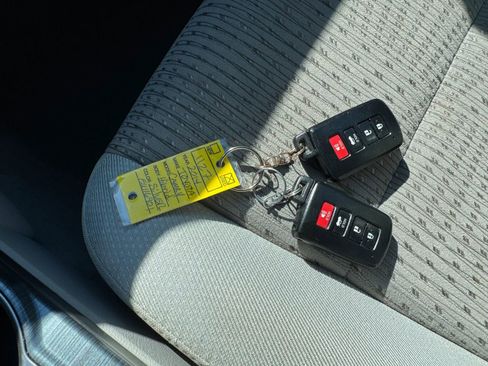 Used 2014 Toyota Camry LE image 22