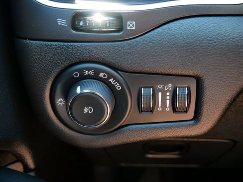 Used 2019 Jeep Cherokee Trailhawk w/ Cold Weather Group AWD/4WD image 17