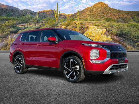 Used 2024 Mitsubishi Outlander SE image 2