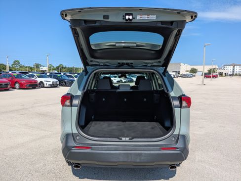 Used 2021 Toyota RAV4 XLE w/ Convenience Package FWD image 31