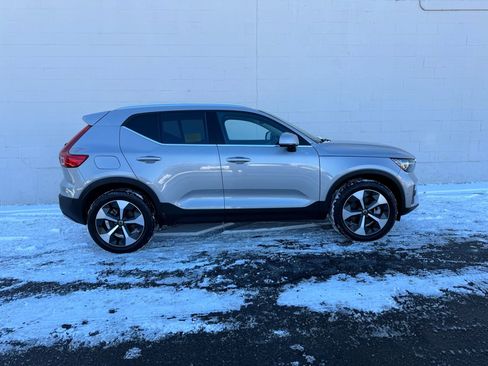 Used 2024 Volvo XC40 B5 Plus image 7