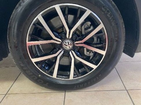 Used 2021 Volkswagen Tiguan SE w/ Panoramic Sunroof Package image 32