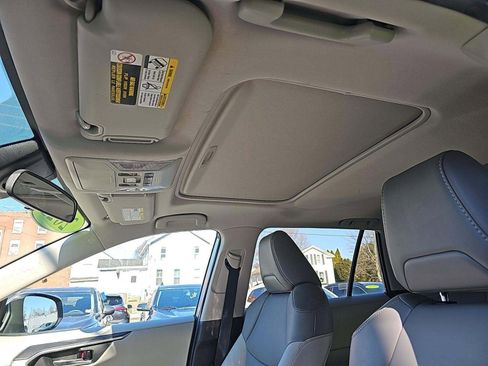 Used 2021 Toyota RAV4 XLE Premium image 41