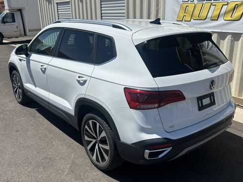 Used 2024 Volkswagen Taos SE FWD image 2