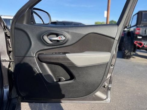 Used 2014 Jeep Cherokee Latitude w/ Cold Weather Group FWD image 15