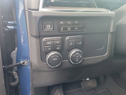 Used 2025 Chevrolet Suburban Premier AWD/4WD image 16