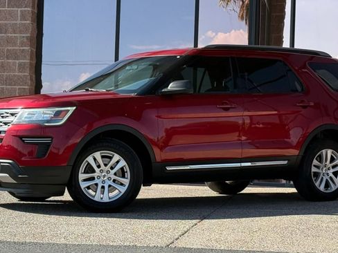 Used 2018 Ford Explorer XLT AWD/4WD image 3
