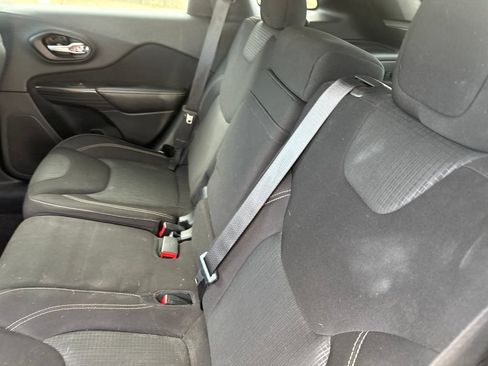 Used 2016 Jeep Cherokee Latitude w/ Comfort & Sound Group FWD image 20