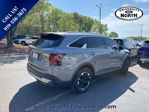 Used 2025 Kia Sorento S image 4