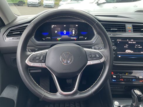 Certified 2022 Volkswagen Tiguan SE image 9