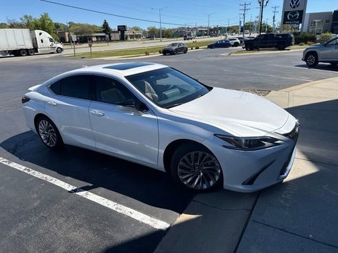 Used 2023 Lexus ES 300h w/ Luxury Package FWD image 4
