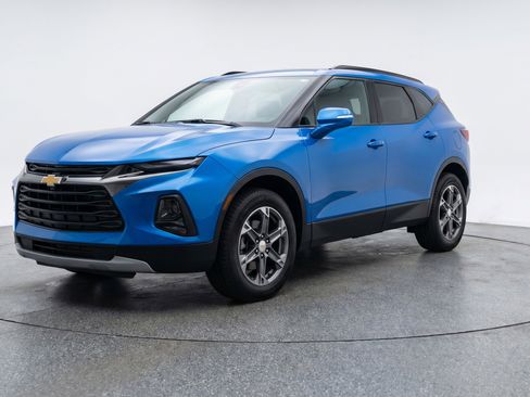 Used 2025 Chevrolet Blazer LT image 3