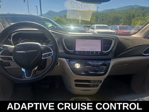 Used 2022 Chrysler Pacifica Touring-L FWD image 17