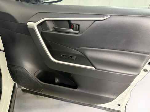 Used 2019 Toyota RAV4 LE w/ Carpet Mat Package FWD image 29