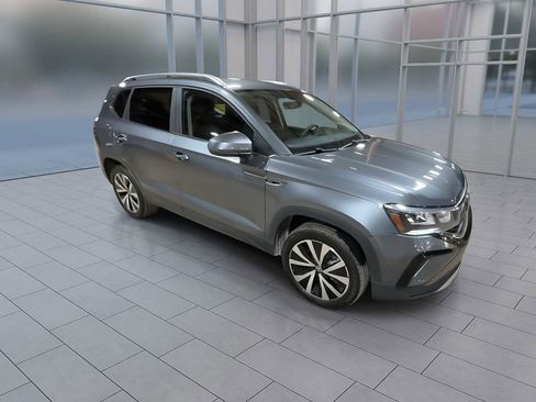 Used 2022 Volkswagen Taos SE image 2