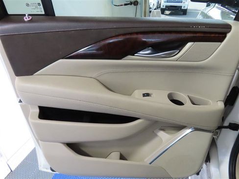 Used 2015 Cadillac Escalade ESV Luxury RWD image 31