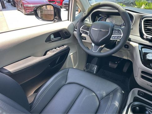 Used 2024 Chrysler Pacifica Limited FWD image 19