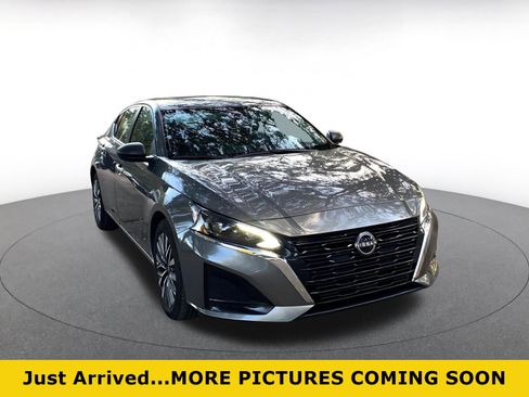 Used 2025 Nissan Altima 2.5 SV image 1