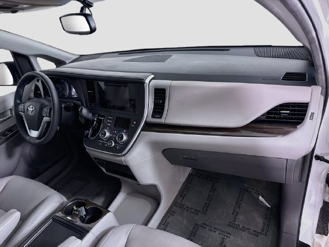 Certified 2017 Toyota Sienna XLE FWD image 32