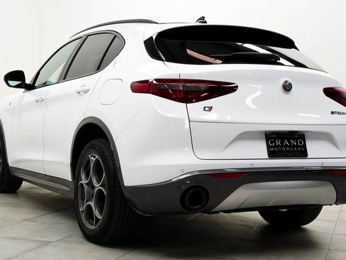 Used 2022 Alfa Romeo Stelvio Ti AWD/4WD image 9